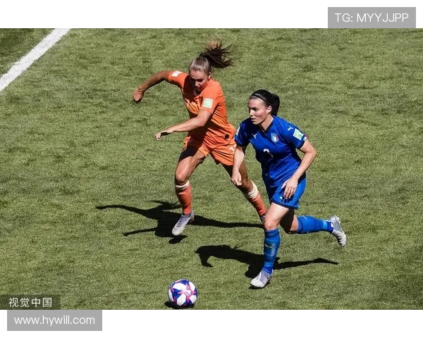 芬兰女足与苏格兰女足激战正酣争夺欧洲女子足球赛晋级名额